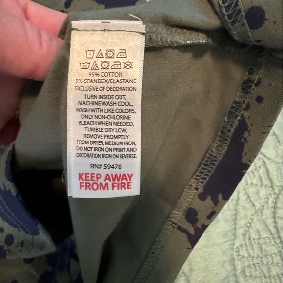 TOMMY BAHAMA tee! Shown w/ sun hat from my closet if u want 2 BUNDLE & SAVE💰💰 - Picture 2 of 7